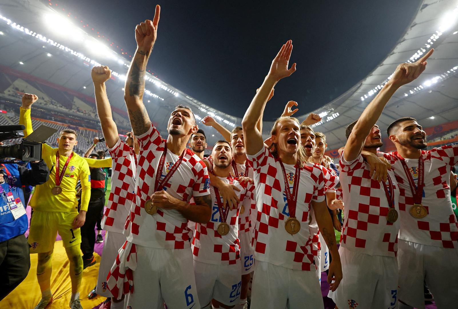 Soccer Football - FIFA World Cup Qatar 2022 - Third-Place Playoff - Croatia v Morocco - Khalifa International Stadium, Doha, Qatar - December 17, 2022 Croatia's Dejan Lovren and teammates celebrate with their medals as they finish in third place REUTERS/Molly Darlington     TPX IMAGES OF THE DAY Photo: MOLLY DARLINGTON/REUTERS