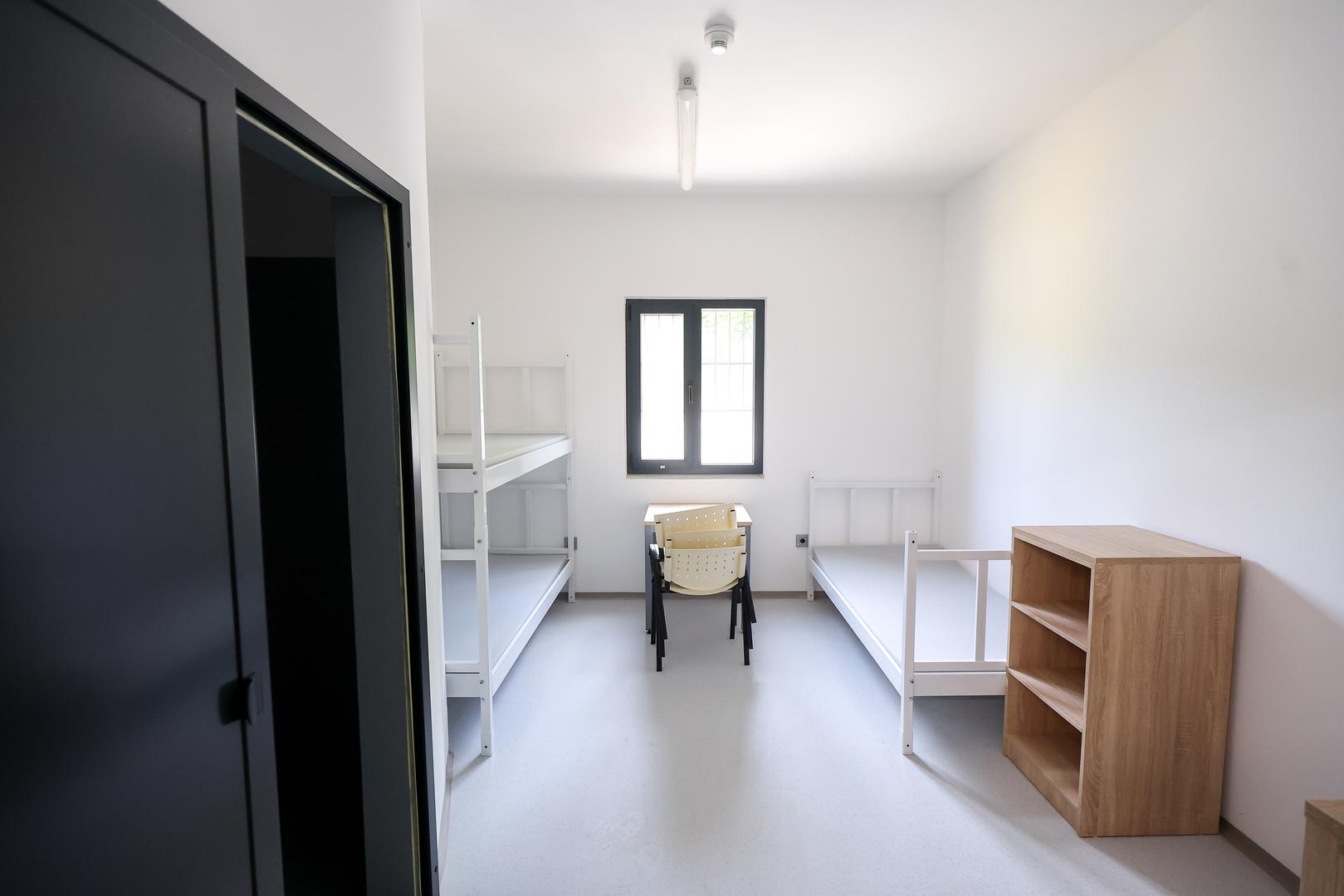 Uprava KPZ-a za početak planira useljenje prvih 150 zatvorenika, dok će se kapacitet postupno popunjavati. Očekuje se kako će novi prostori značajno smanjiti pritisak na postojeće zatvorske kapacitete u Zenici, Tuzli, Mostaru i Orašju.