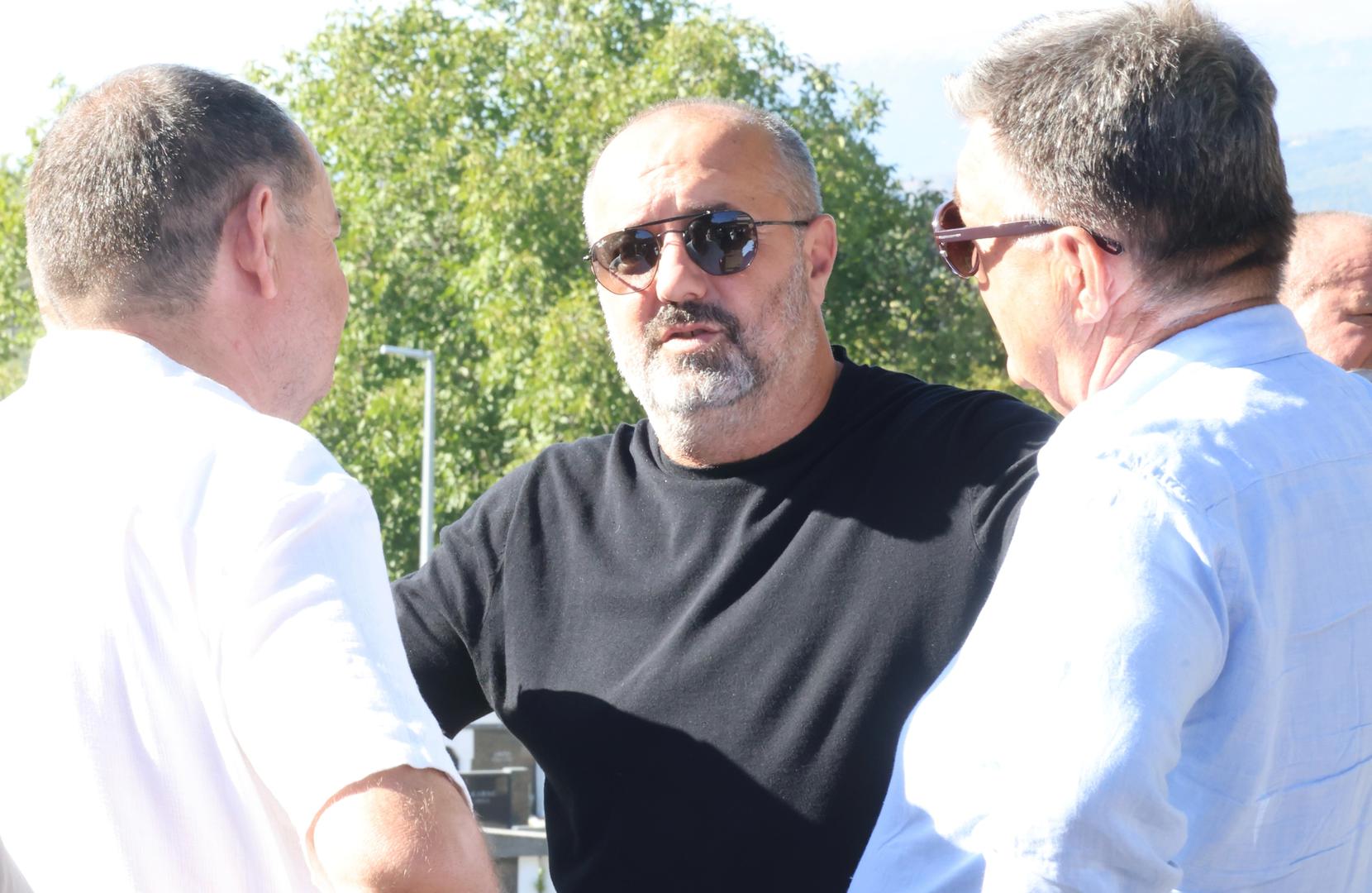 Na posljednjem ispraćaju okupili su se brojni ljudi koji su Gudelja poznavali, pratili njegovu karijeru ili ga pamtili kao jednog od simbola splitskog kluba. U tišini i uz snažne emocije odali su posljednju počast čovjeku čija je igračka karijera zbog bolesti prerano prekinuta, ali čija povezanost s nogometom i Hajdukom nikada nije prestala.