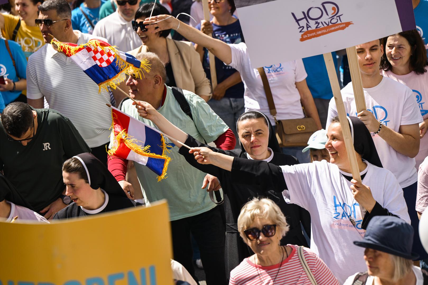 Već od prijepodneva centar grada bio je prepun građana koji su pristizali na Hod za život pod geslom “Prvi korak je zakon! Život je dar, zaštitimo ga pravednim zakonom”.