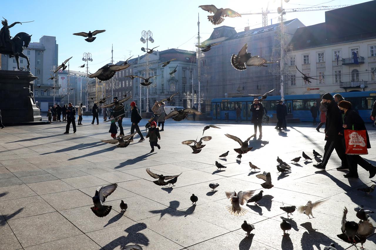 Zagreb: Sunčano jutro na Trgu bana Josipa Jelačića