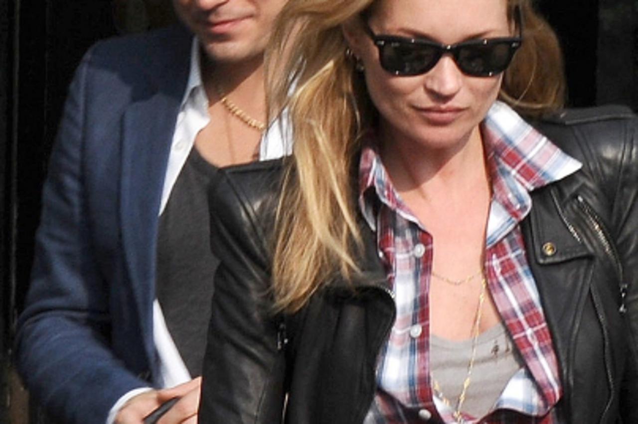 'EXCLUSIVE PICTURES - STRICTLY NO WEBSITE OR BLOG USAGE - ONE USAGE ONLY - WORLD RIGHTS  Kate Moss and Jamie Hince seen out enjoying the sunshine in London, UK 25/03/2011  BYLINE DAVID BOYES/DANIEL SH