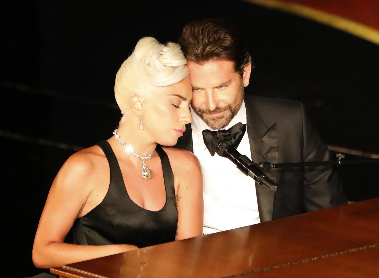 Puno se u prošloj godini pisalo o ljubavnom životu Lady Gage i povezivali su je s filmskim partnerom iz filma "Zvijezda je rođena"
Bradleyjom Cooperom.