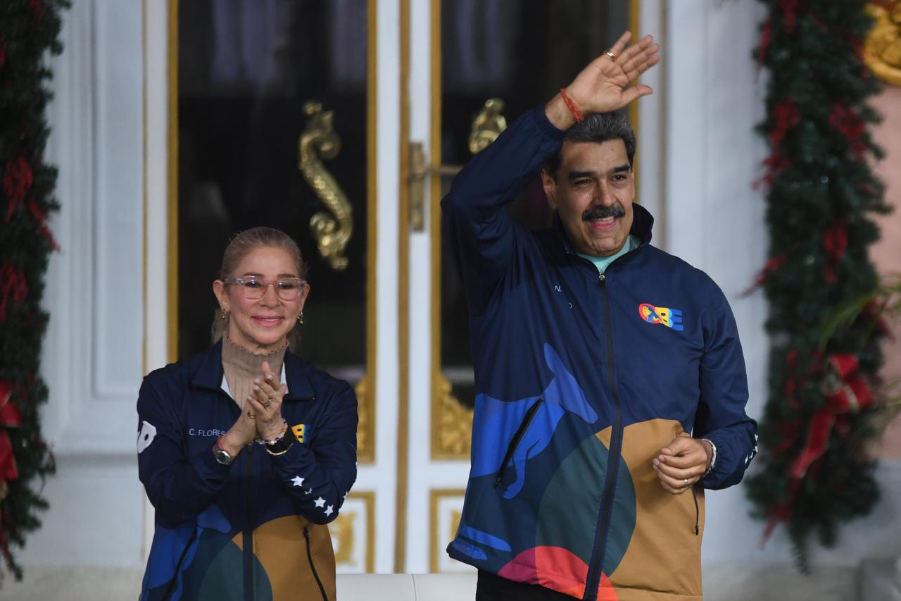 Photo Flash | Venezuela's vice president says government does not know whereabouts of Maduro and his wife