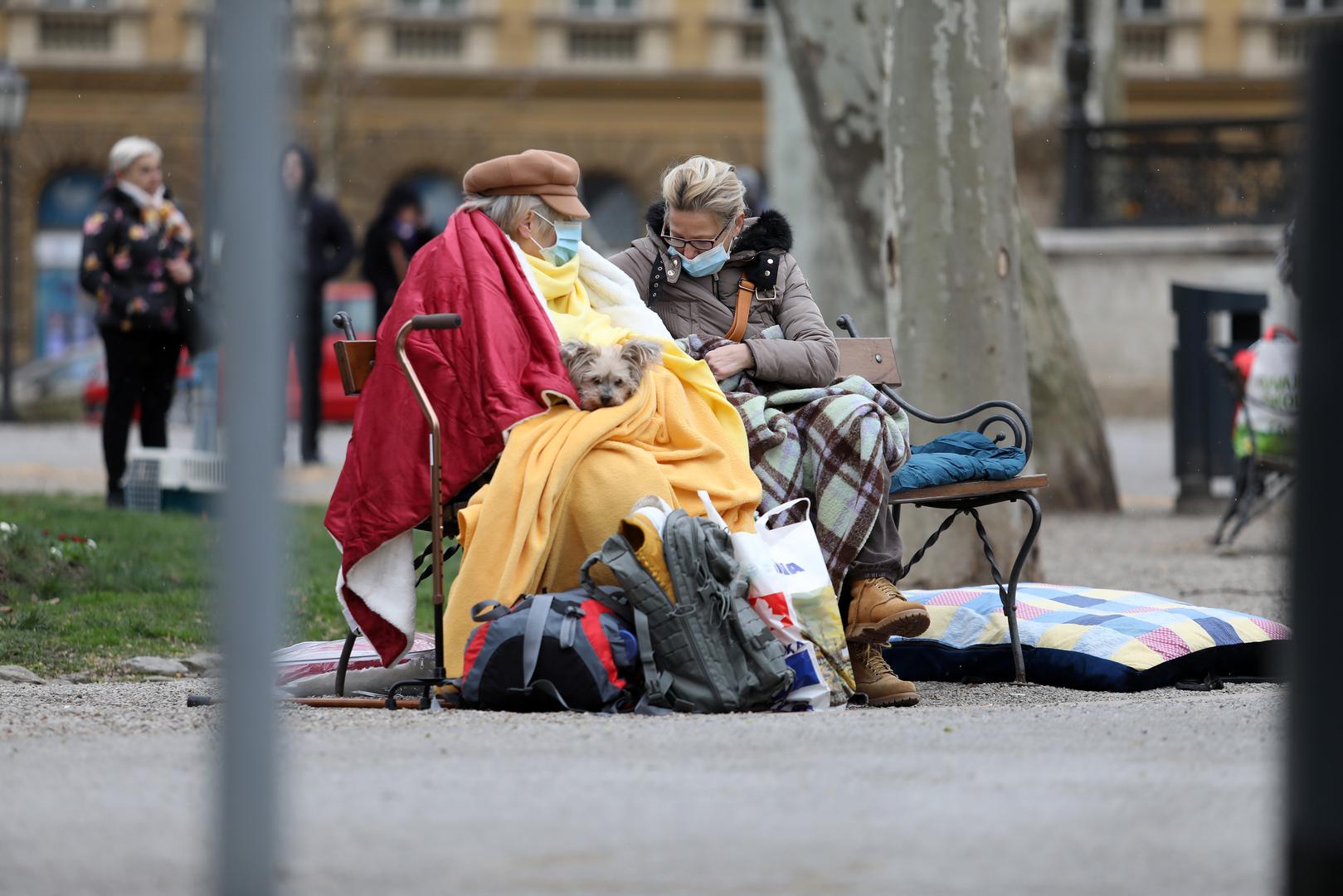 Dvije gospođe sjede na klupi u parku Zrinjevac samo s najosnovnijim stvarima nakon što je Zagreb pogodio snažan potres te mnoge građane ostavio bez svojih domova