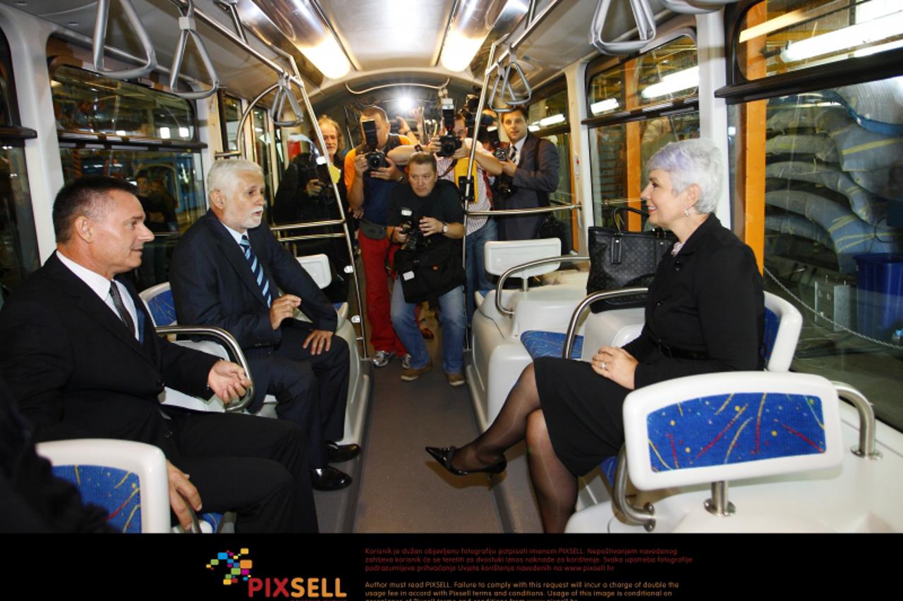 '28.09.2009., Zagreb - Predsjednica Vlade Republike Hrvatske Jadranka Kosor posjetitila je tvornicu Koncar elektricna vozila d.d. i nazocila prezentaciji prvog hrvatskog niskopodnog elektromotornog vl