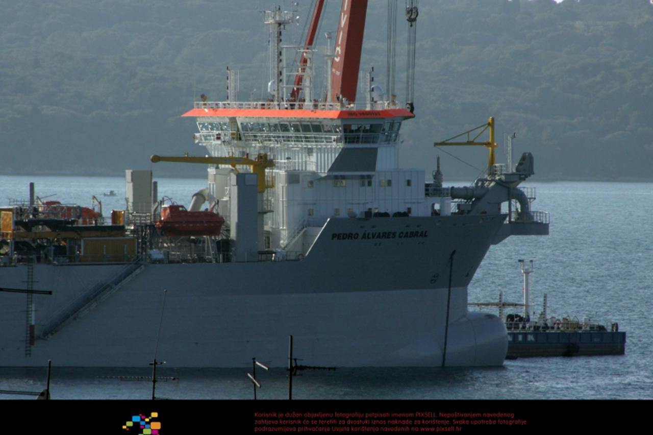 '09.11.2012., Pula - U pulskom zaljevu traju zadnje kontrole i radovi na specijanom brodu tipa jaruzar kojeg su pulski brodograditelji izgradili, a radi se o brodu koji sluzi za produbljivanje morskog