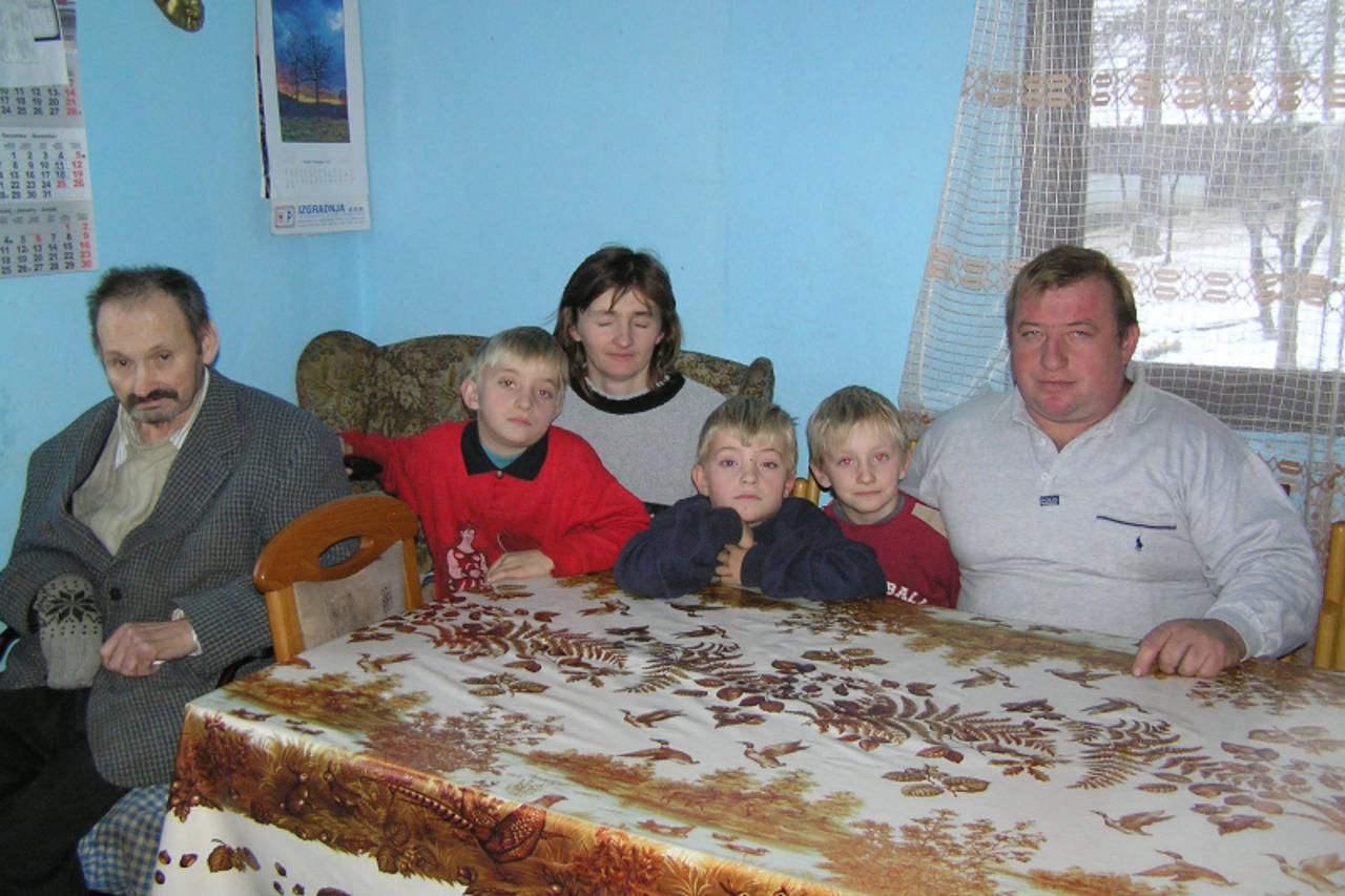 'zagorje - 16. 12. 2010.,Ratkovec, Hrvatska -  Dragutin Jelecki je nezaposlen, supruga Vesna Ivancica je gluhonijema, brinu o troje djece od kojih su dva osnovnoskolca i jedan sin u vrticu, a s njima 