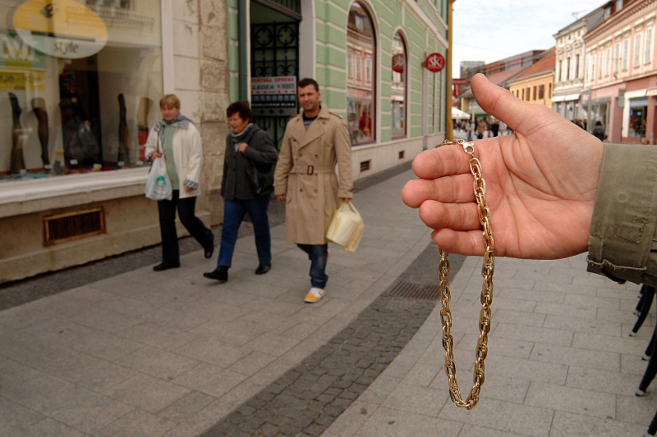 'VARAZDIN/MEDJIMURJE- 15.10.09., Cakovec, Hrvatska- Prijevare i kradje s lancicima. ILUSTRACIJA. Photo: Vjeran Zganec-Rogulja/VLM'