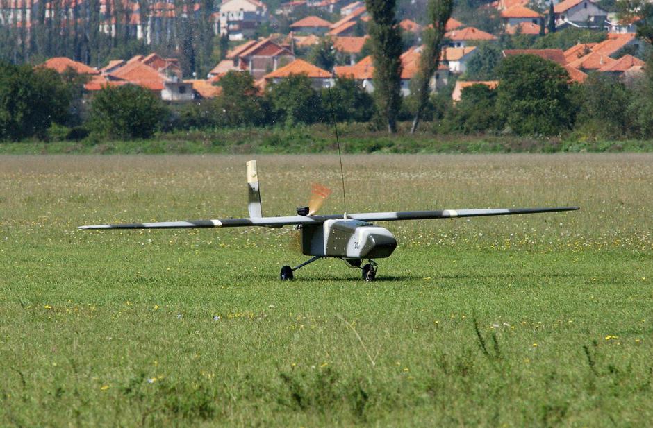 Do sada neobjavljene fotografije iz fonda MORH-a prikazuju održavanje smotre eskadrile letjelica na sinjskom aerodromu i pripadajuća kombi-vozila koja su služila za navođenje