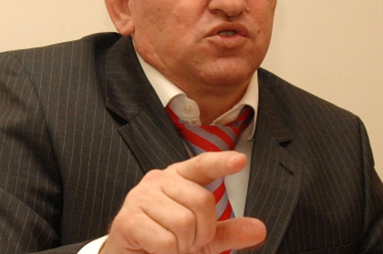 '19.02.2010., Cakovec, Hrvatska- Odvjetnik Vladimir Gredelj odrzao press konferenciju na kojoj je branio Zvezdanu Tresku, bivsu ravnateljicu OS Senkovec zbog slucaja Atlanta. Photo: Vjeran Zganec Rogu