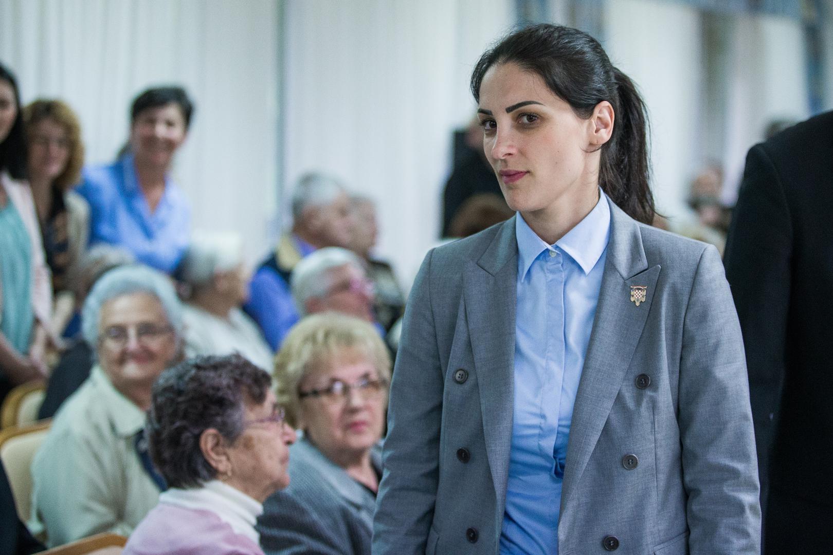 Iako predsjednica uvijek privlači pozornost, ovog puta svi su zamijetili i njenu zaštitarku.