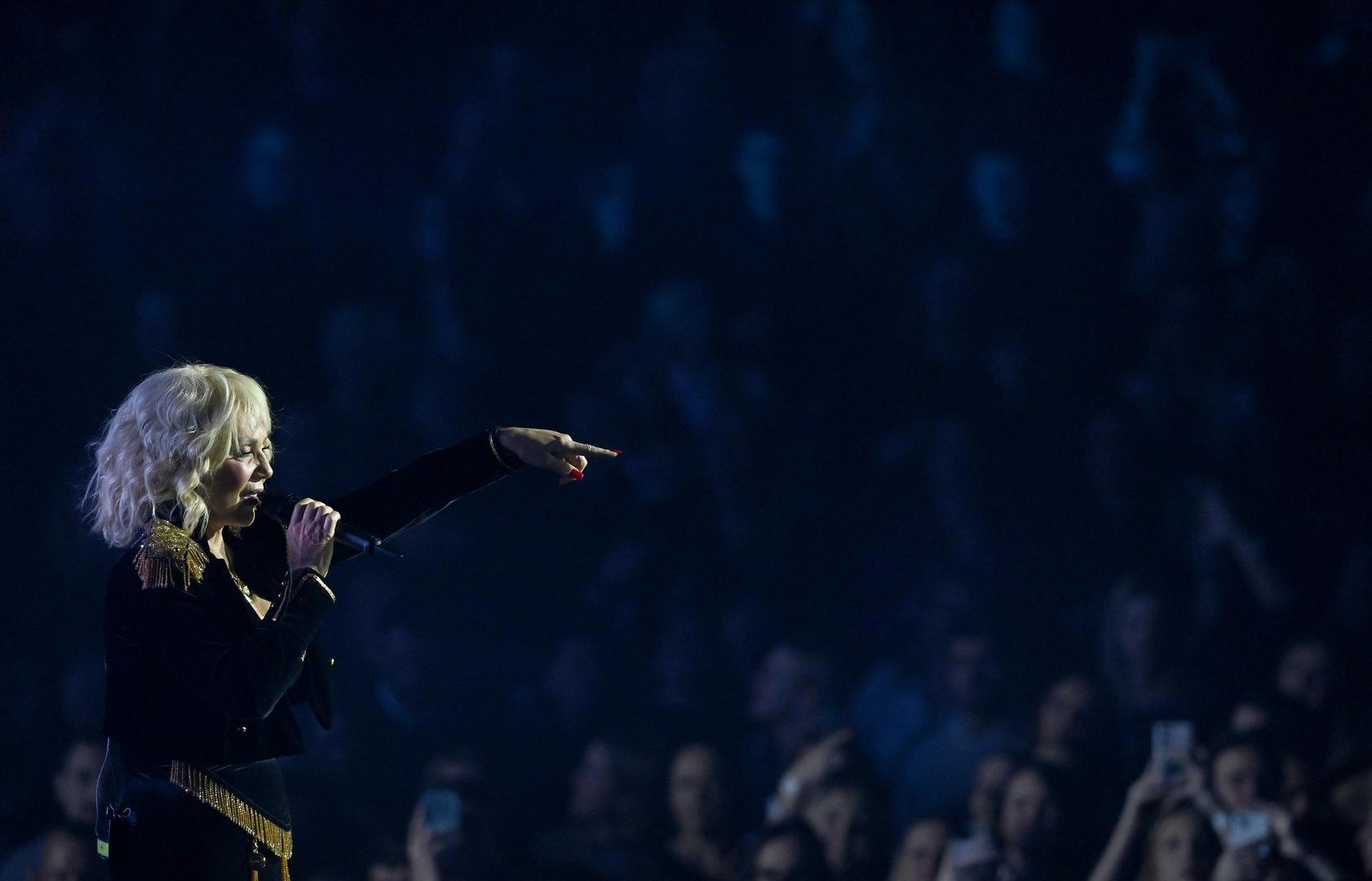 "Suština svih mojih koncerata je da zaista svoju publiku želim učiniti sretnom. To je povratna reakcija jer vi ljudima dajete svoju ljubav i svoje srce, a zauzvrat dobijete toliko energije koja vas nahrani da možete pjevati idućih sto godina", nastavila je.