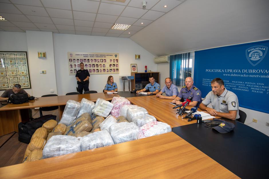 Policija zaplijenila 341 kilogram marihuane na graničnom prijelazu Karasovići