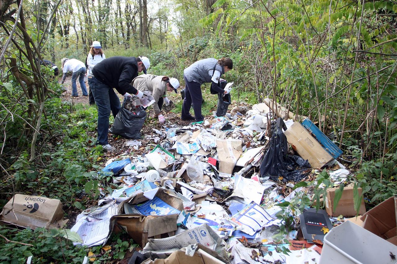 Zagreb: Akciji ?iš?enja Medvednice odazvala se Sandra Švaljek i Hrvoje Dokoza