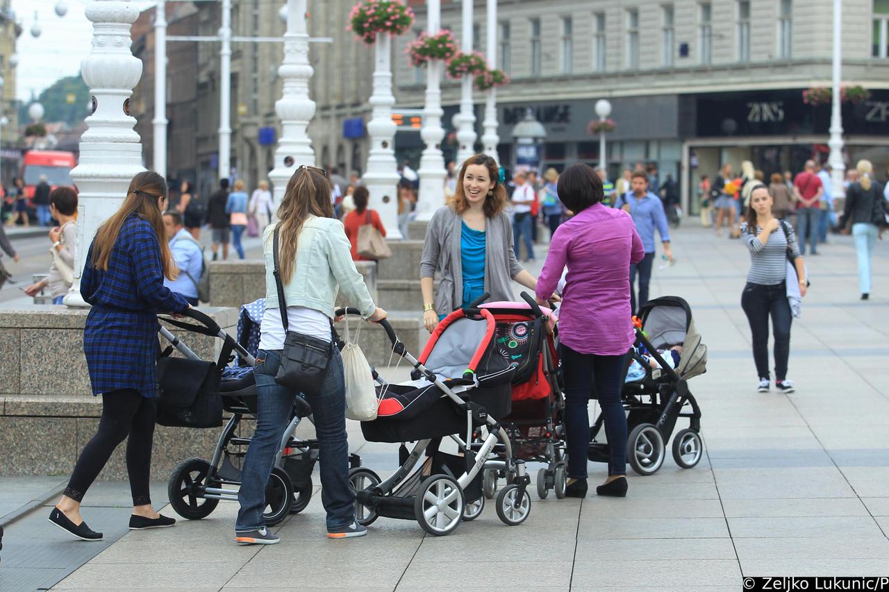 Zagreb: Mlade majke s dje?jim kolicima na Trgu bana Jela?i?a