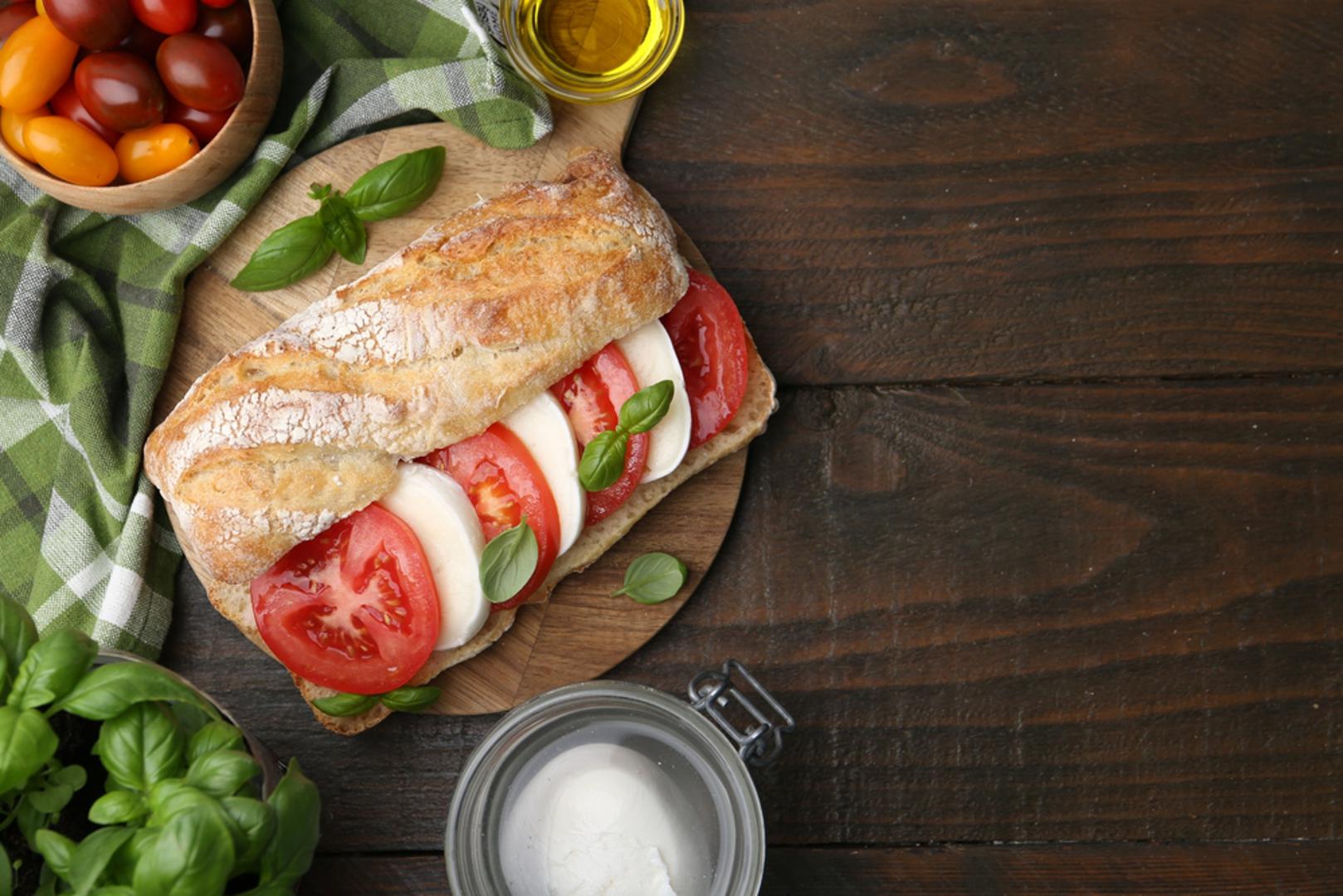 Caprese sendvič: Pecivo ili kruh napunite ploškama mozzarelle, rajčice i svježim listićima bosiljka. Dodajte malo maslinova ulja, balzamičnog octa, soli i papra. Ovaj jednostavan sendvič donosi poznate mediteranske okuse, a priprema traje svega nekoliko minuta.