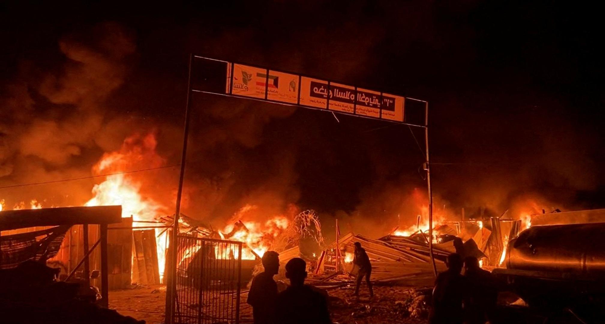 Fire rages following an Israeli strike on an area designated for displaced Palestinians, amid the ongoing conflict between Israel and Hamas, in Rafah in the southern Gaza Strip, in this still picture taken from a video, May 26, 2024. REUTERS/Reuters TV     TPX IMAGES OF THE DAY Photo: REUTERS TV/REUTERS