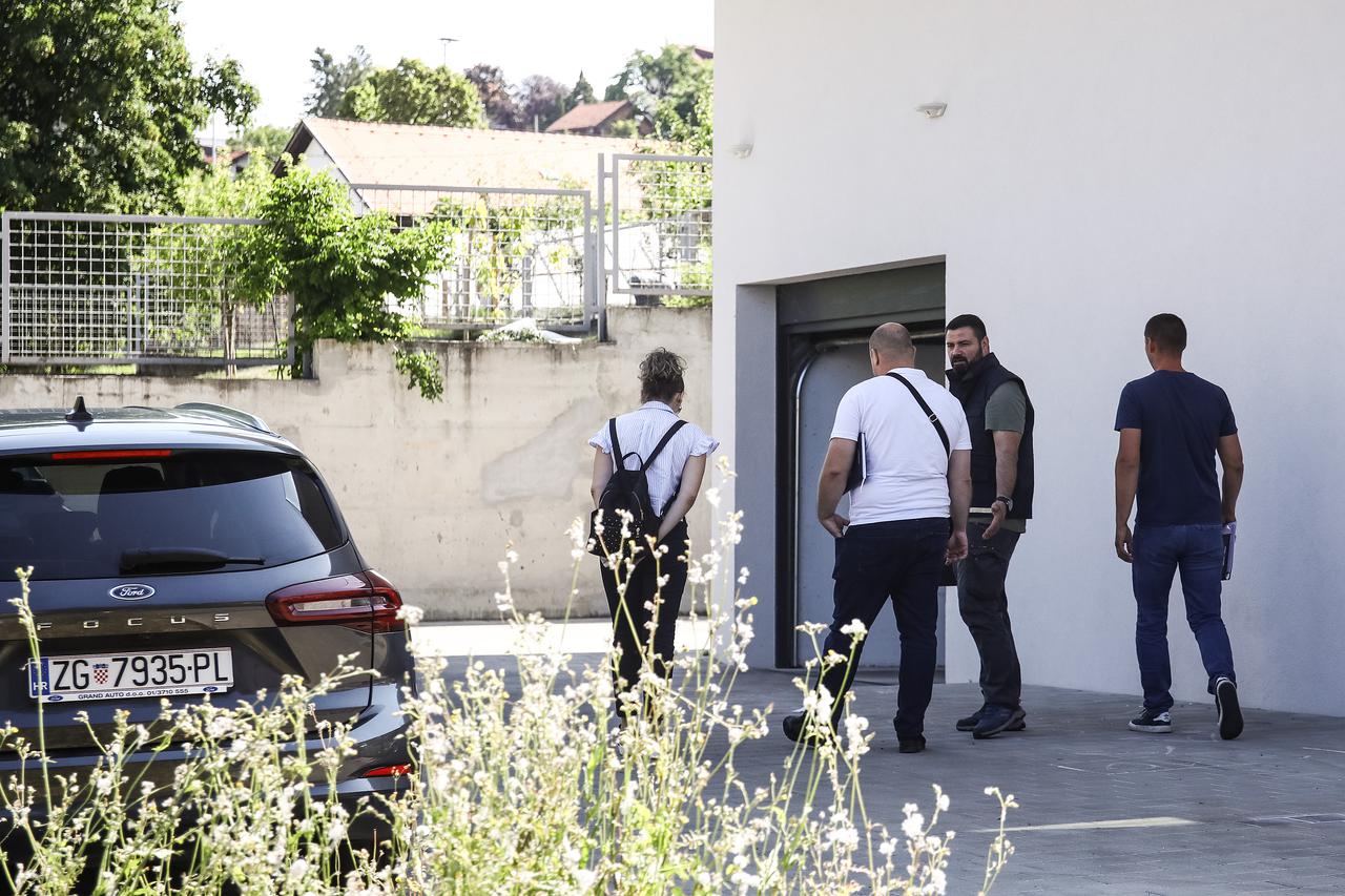 Zagreb: Policijski očevid još uvijek traje gdje su sinoć u ulici Črna voda ubijeni muškarac i žena