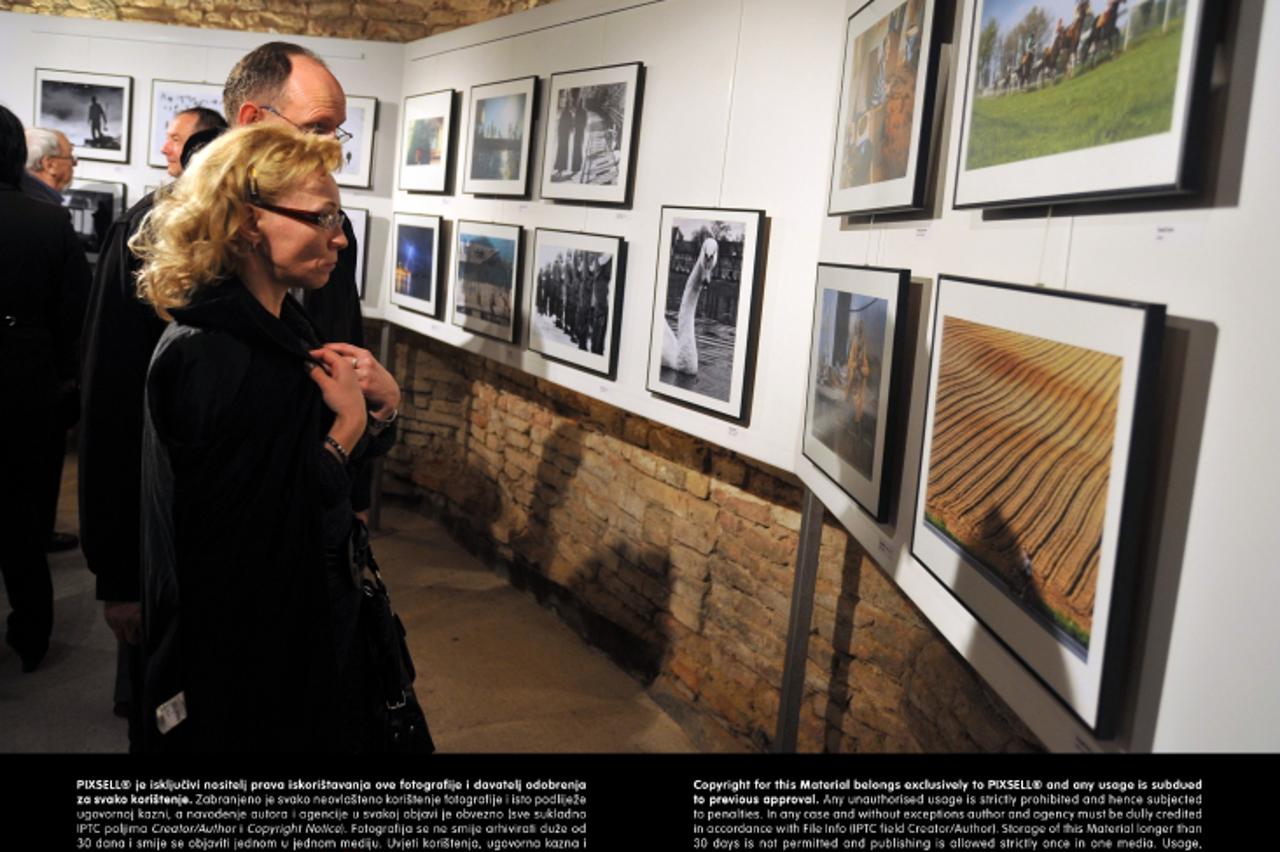 '13.04.2012., Vinkovci - U galeriji fotografije Meraja otvoren Salon fotografije Vinkovci 2012. na kojemu je ove godine izlozeno 92 fotografije od 66 autora. Photo: Goran Ferbezar/PIXSELL'