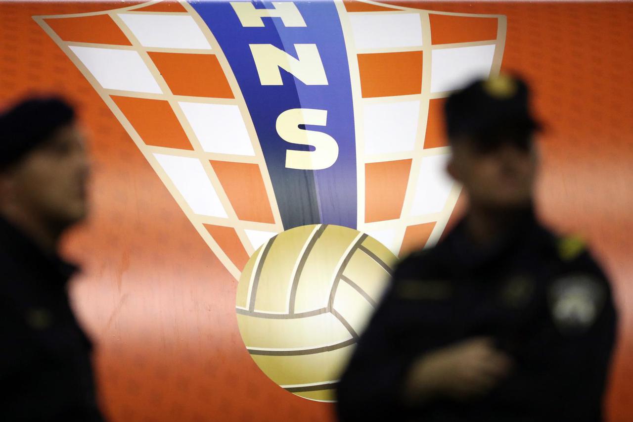 Split: Navijači na tribinama prate utakmicu Hrvatska - Mađarska na Poljudu