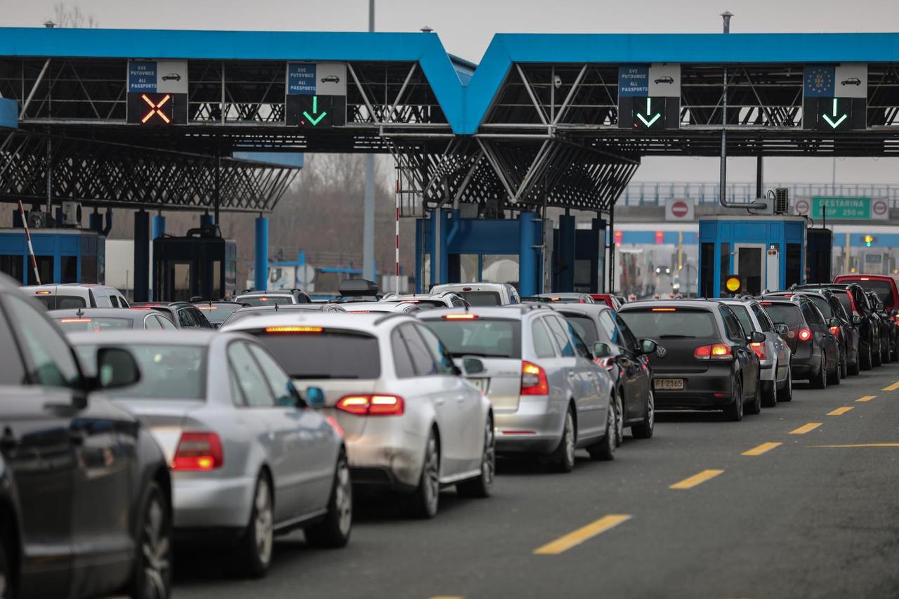 Putnici u automobilima čekaju na prelazak preko GP Bregana