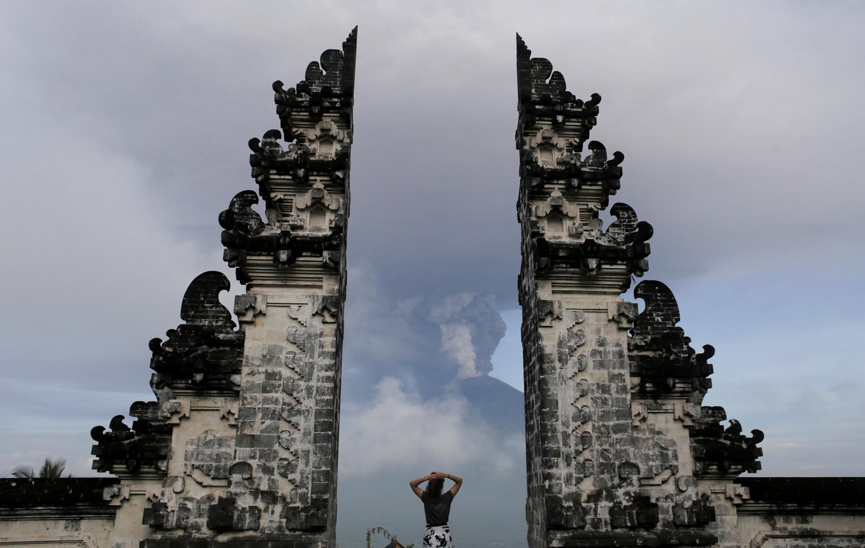 Deseci tisuća stanovnika indonezijskog otoka Balija pobjegli su iz kuća zbog neposredne opasnosti od velike erupcije Agunga, vulkana koji je aktivan već nekoliko dana i ispušta veliki sivi dim.