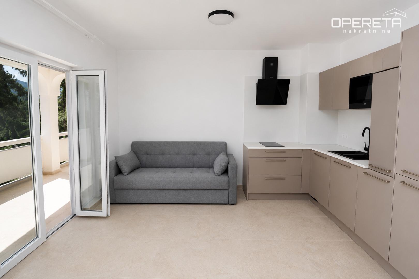  Pet apartmana nalazi se u zgradi koja je potpuno obnovljena tijekom 2025. godine, dok se šesti apartman nalazi u drugoj zgradi koja pruža mogućnost dodatnog uređenja ili prenamjene.

