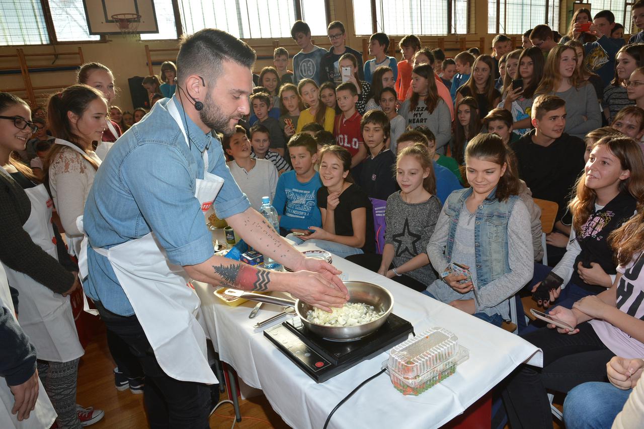 11.12.2015., Varazdin - Vecernji list i Ordinacija.hr za koprivnicke osnovnoskolce iz OS brace Radic, organizirali su Spikaonicu - raspravu o zdravoj prehrani. Nakon sto je i sam sudjelovao u raspravi izmedju animacijske i negacijske skupine, u konacnici 