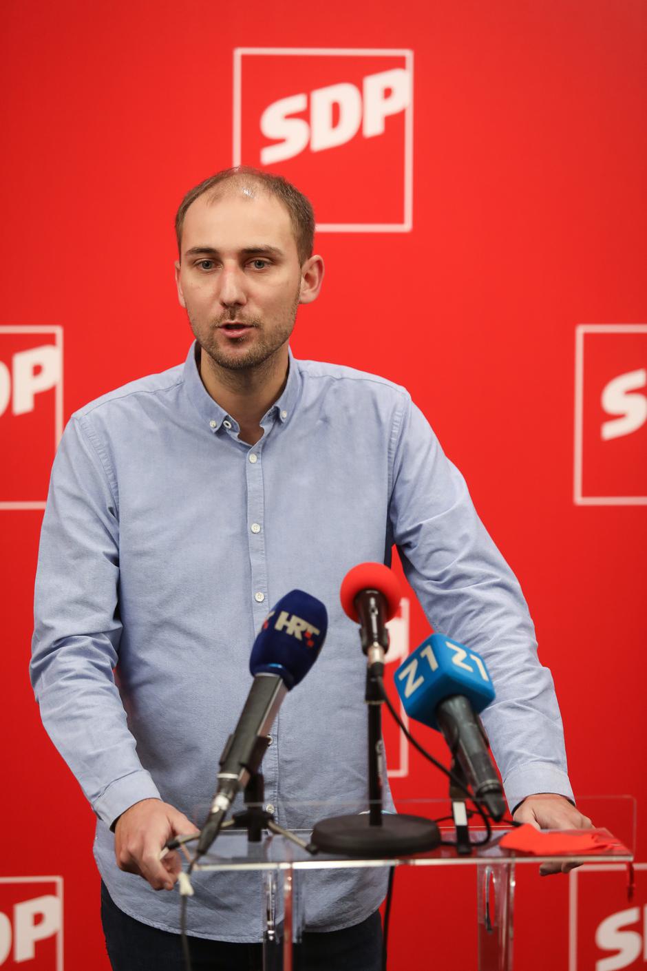 Zagreb: SDP predstavio novčanicu s iznosom minus milijun kuna i likom Milana Bandića