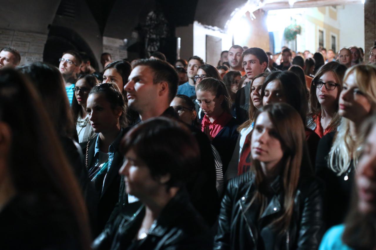 22.09.2015., Zagreb - Na Kamenitim vratima vecinom mladici i djevojke masovno mole krunicu i pjevaju krscanske pjesme kao jako religiozni narastaj koji se pojavio u gradu