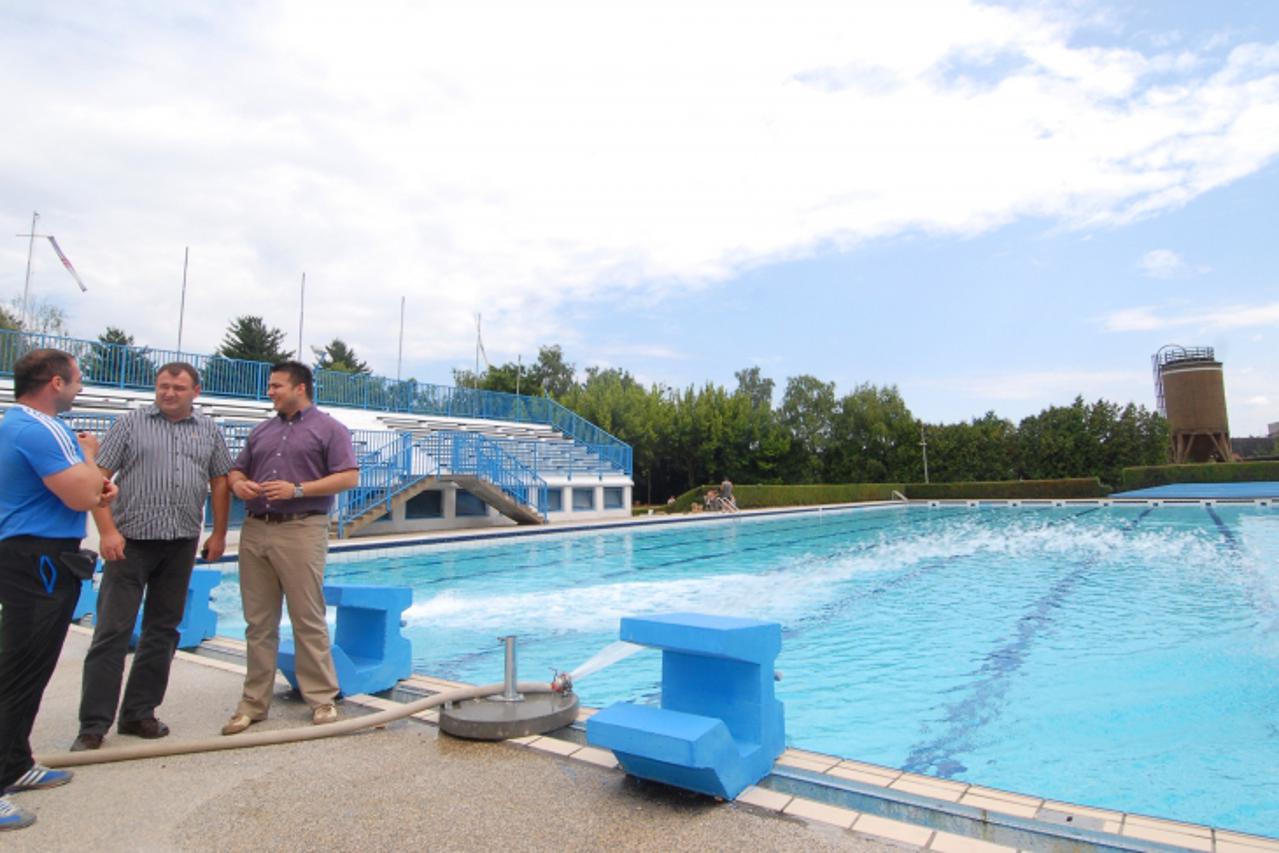 \'15.06.2011., Bjelovar - Uoci preksutrasnjeg svecanog partyja otvorenja bjelovarske kupalisne sezone na gradskom bazenu su u tijeku zavrsni radovi. Olimpijski bazen puni se vodom u sto su se dosli uv
