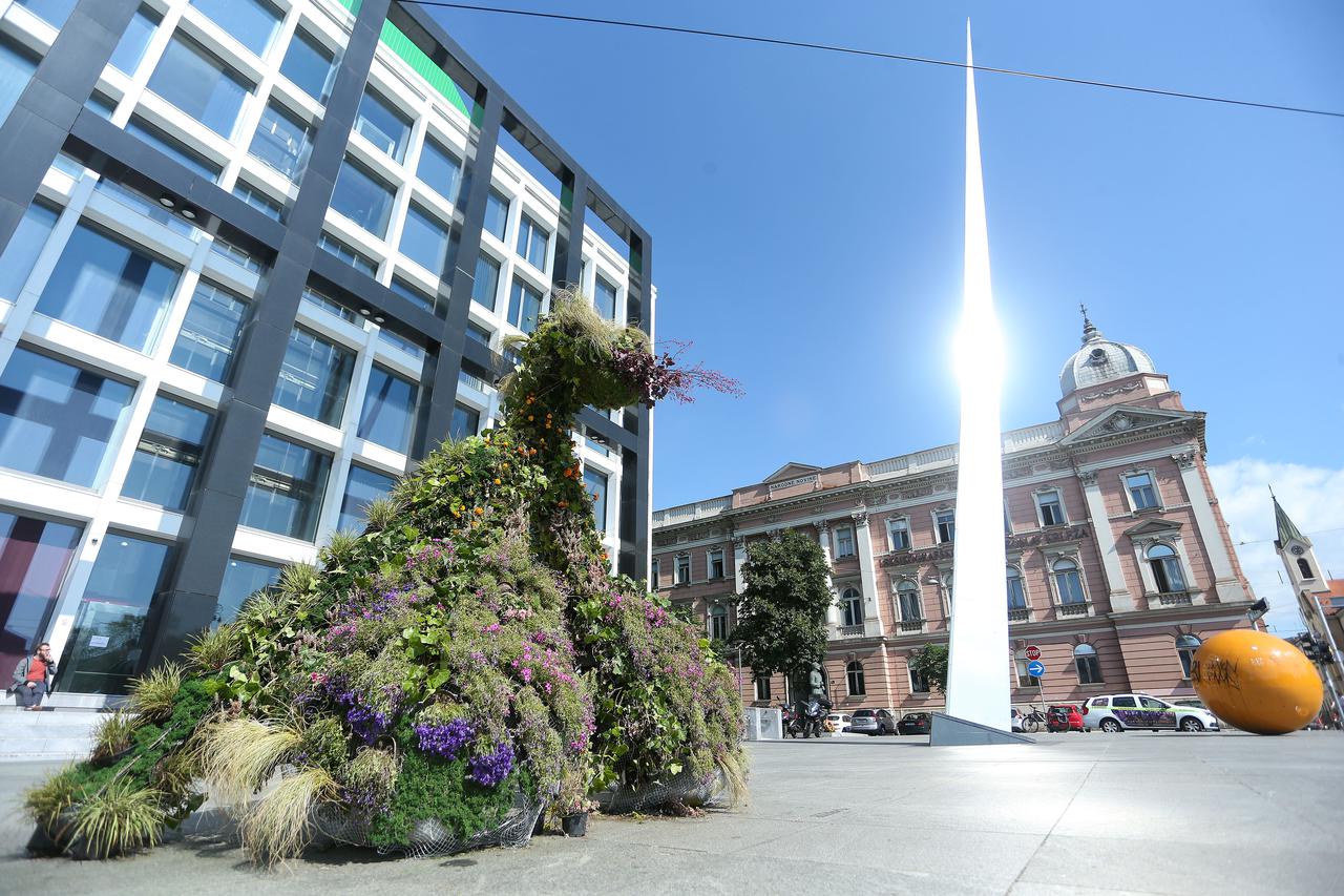 Zagreb: Ispred Muzičke akademije osvanuo 2.5 metara visoki klitoris