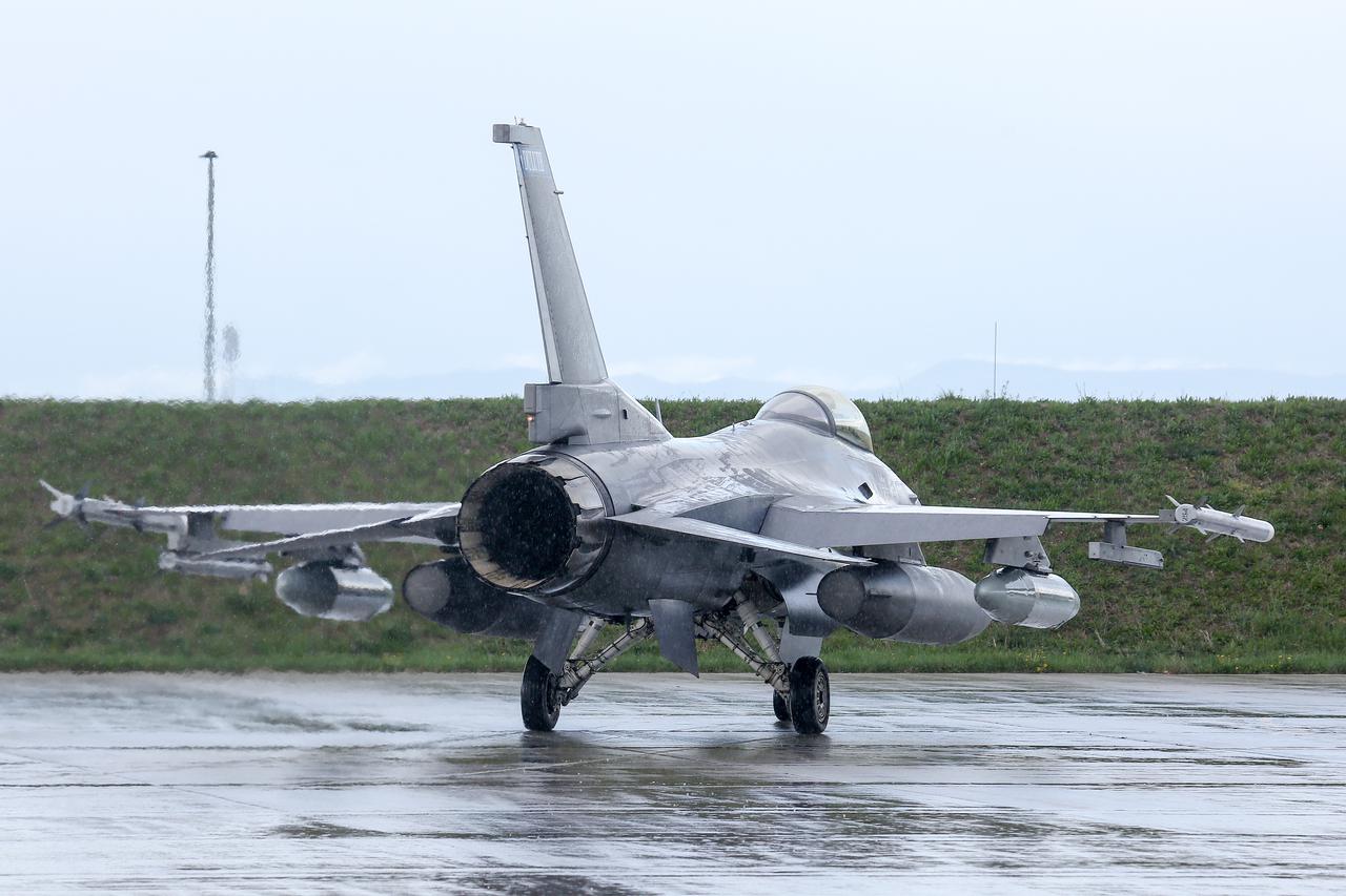 Američki vojni zrakoplovi F-16 sletjeli u vojarnu na Plesu
