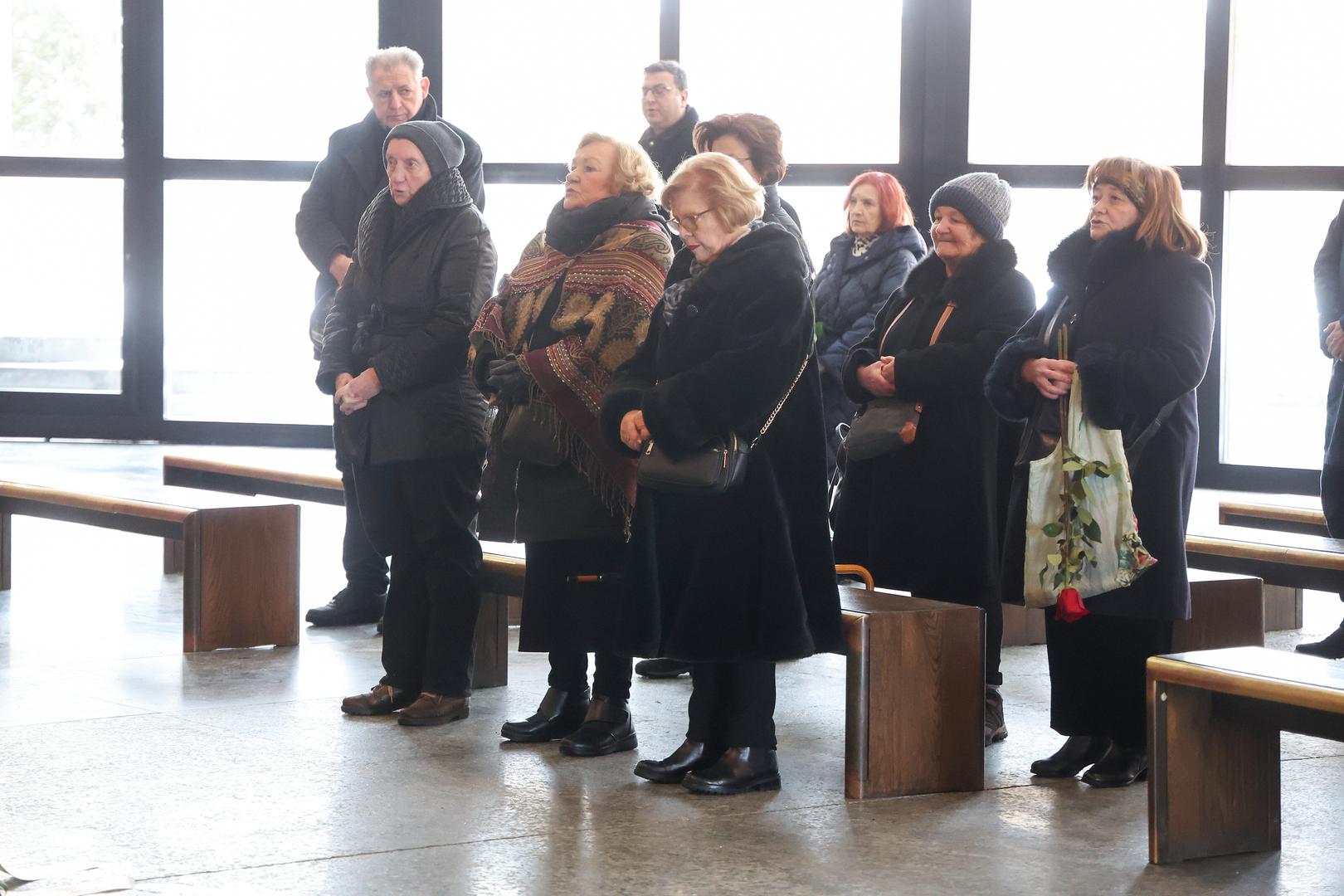 Tomislav Sabljak rođen je u Zagrebu 15. veljače 1934. godine te je odrastao i formirao se u epicentru hrvatskih književnih mijena. Kao suvremenik krugovaša i razlogovaca, pripadao je generaciji koja je preoblikovala domaću književnu scenu, no njegov opus teško je svrstati u samo jednu ladicu. Bio je pjesnik, prozaik, kritičar, esejist, feljtonist, autor radio i televizijskih drama te filmskih scenarija