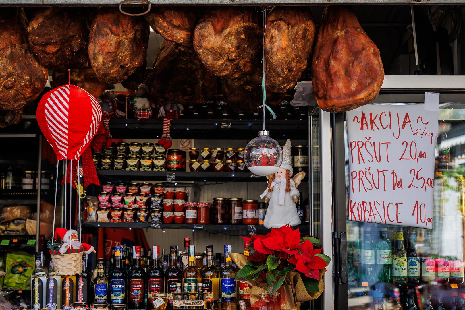 Vlada je u siječnju 2025. proširila popis proizvoda s ograničenim cijenama na 70 artikala, no taj se potez čini nedostatnim s obzirom na divljanje cijena svježih namirnica na tržnicama koje čine okosnicu blagdanske potrošnje.