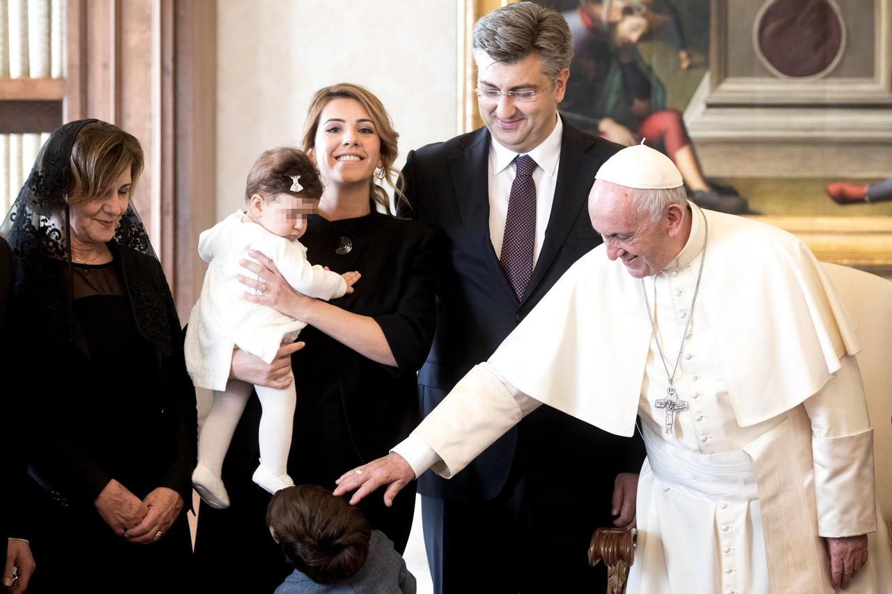 Premijer Plenković sa suprugom Anom i djecom u društvu pape Franje