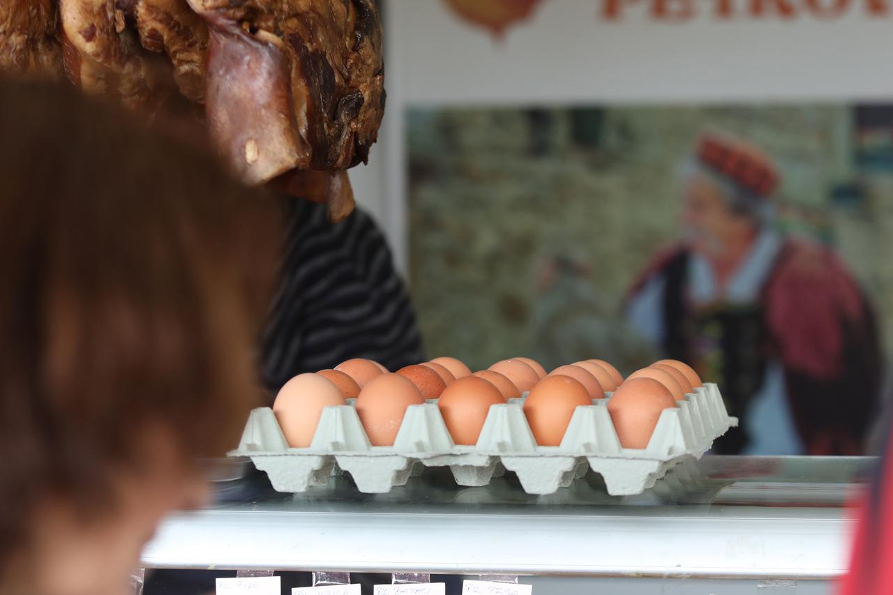 Šibenik: Cijena jaja uoči Uskrsa od 2.30 do 3.10 eura za deset komada