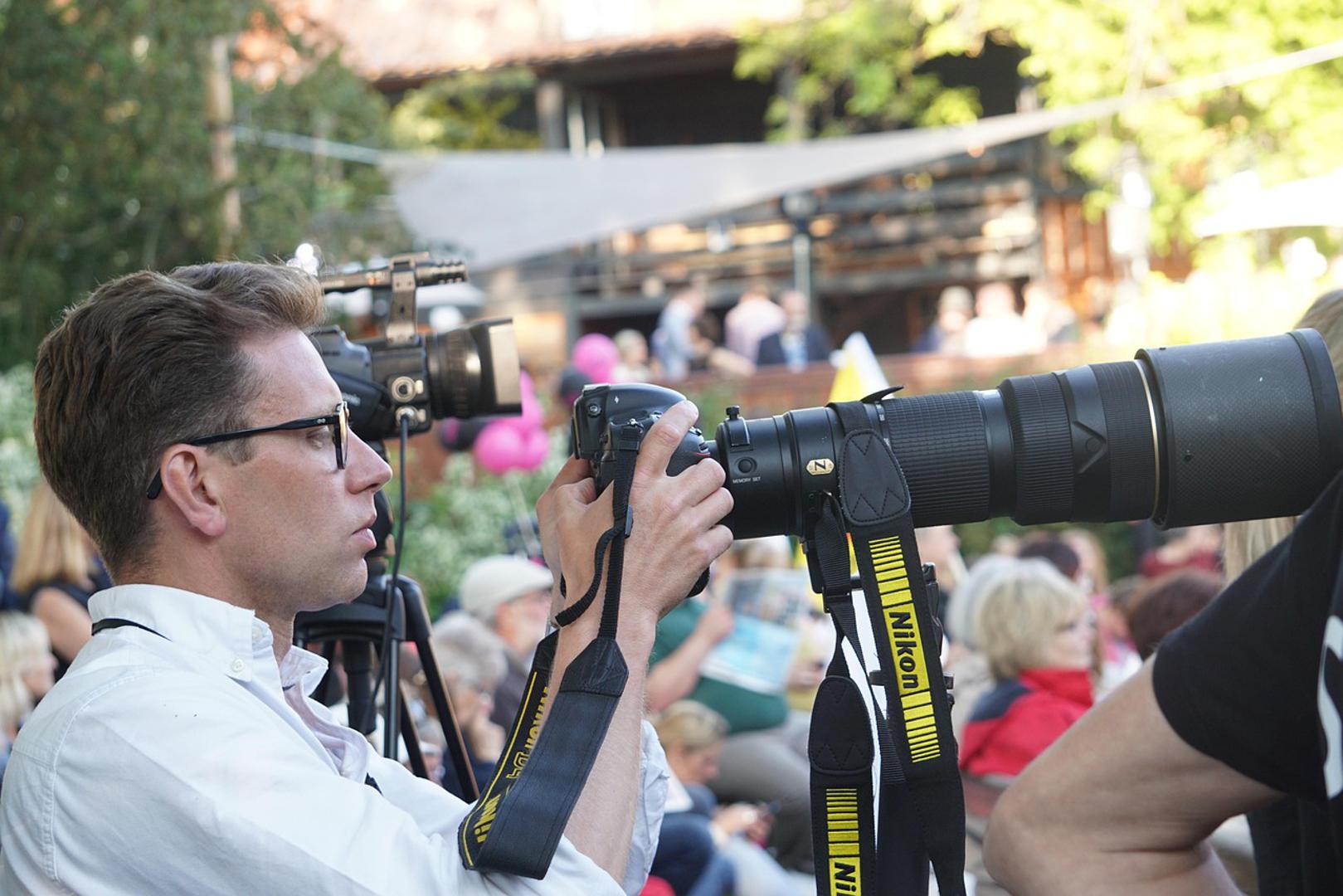 Tu su još i asistenti, pa novinari jer umjetna inteligencija poput ChatGPT-a može generirati članke brzo i jeftino. Mnogi mediji već koriste takve tekstove, što prijeti tradicionalnom novinarstvu. Pomoćnici pravnika, analitičari, posrednici za nekretnine, revizori...Lista lista nije konačna jer se stručnjaci se ne slažu o brzini promjena, ali je jasno da će AI preoblikovati tržište rada. 