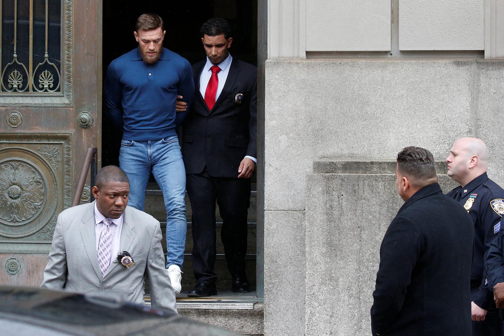 Uz to, Conor će se svakog tjedna morati javljati irskoj policiji, inače će mu oduzeti putovnicu.

