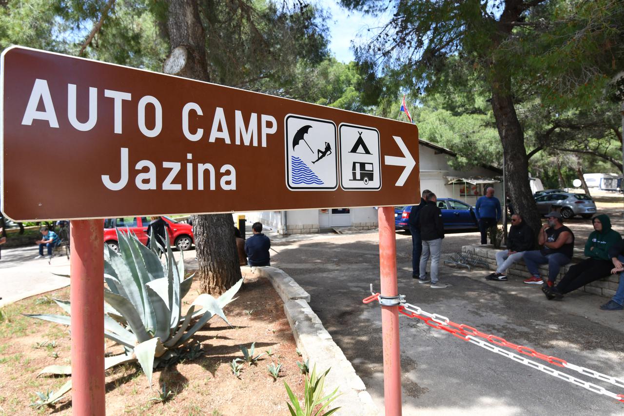 Tisno: Državni inspektorat došao zatvoriti Kamp Jazinu, mještani se pobunili