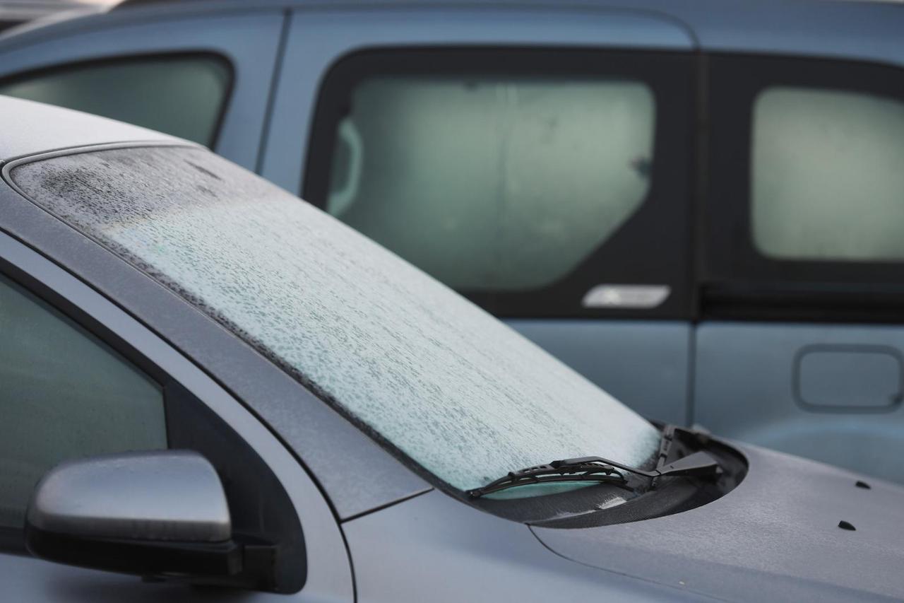 Šibenik: Zbog niskih temperatura automobili okovani ledom