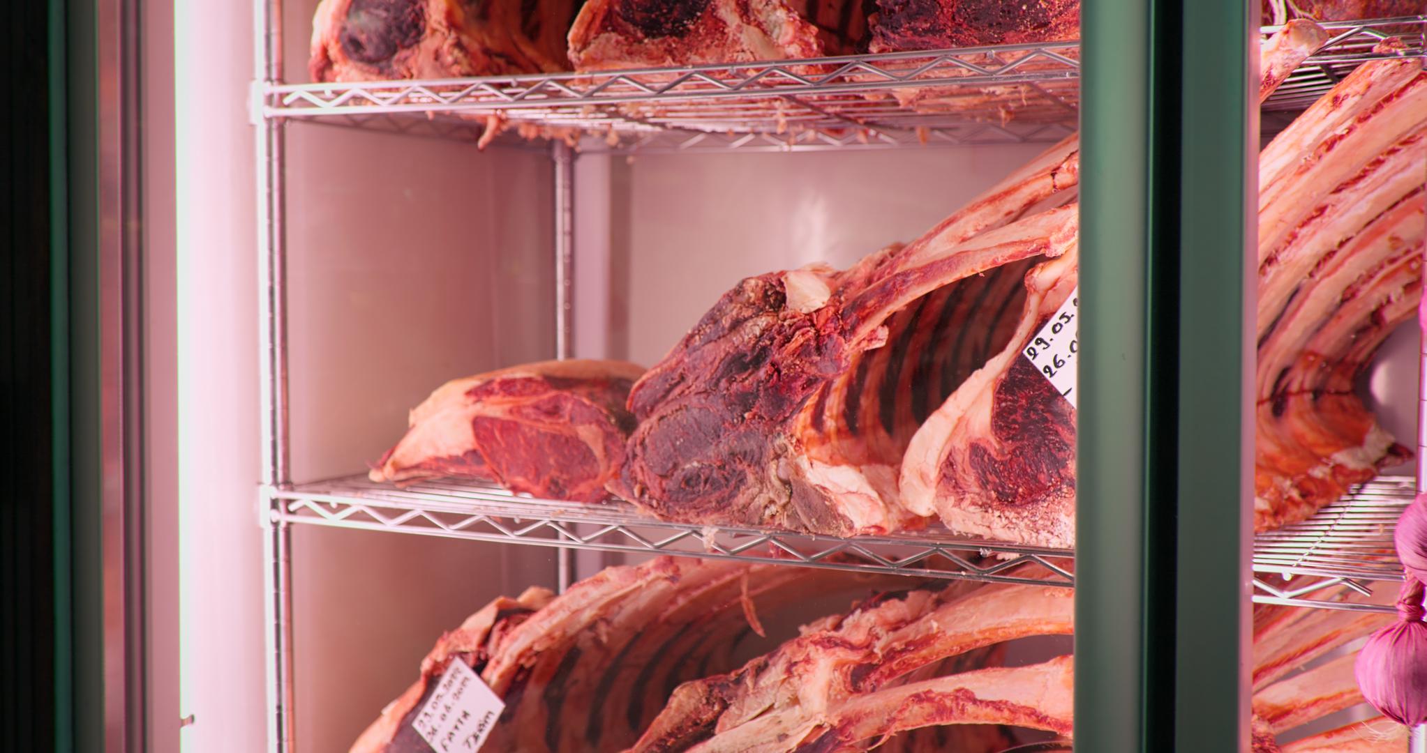 Odležana govedina: Odležana govedina omiljena je među mesojedima zbog svoje nježne teksture i snažnog okusa. Ali prema Richu Silvermanu, glavnom mesaru The Lambing Shed Farm Shop & Kitchen u Cheshireu u Engleskoj, supermarketi nemaju vremena ni opreme za odležavanje mesa na koristan način. "Lokalni mesari imaju vremena i prostora za sušenje mesa tako da ga vješaju na kosti. Ovo je daleko bolji način starenja mesa i daje puno bolji okus proizvodu. U njemu ima puno manje vlage pa se bolje kuha. Ovo je isprobana i provjerena metoda koju već stoljećima rade mesari diljem svijeta,” objasnio je Silverman.Trgovine mješovitom robom, međutim, svoju govedinu odležavaju koristeći "mokro odležavanje". Silverman opisuje ovaj proces kao proces koji uključuje "meso koje je prethodno izrezano u pakiranju i potom odležalo u tom pakiranju."