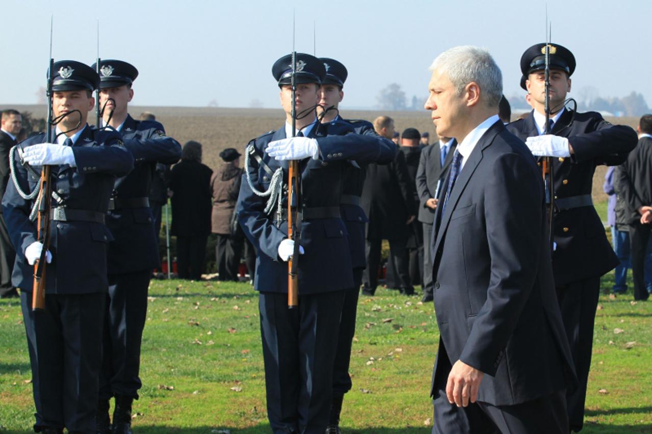 '04.11.2010. Vukovar - Predsjednik Republike Srbije Boris Tadic i predsjednik Republike Hrvatske Ivo Josipovic polozili su vijence i zapalili svijece na spomen obiljezju masovne grobnice na Ovcari. Ph
