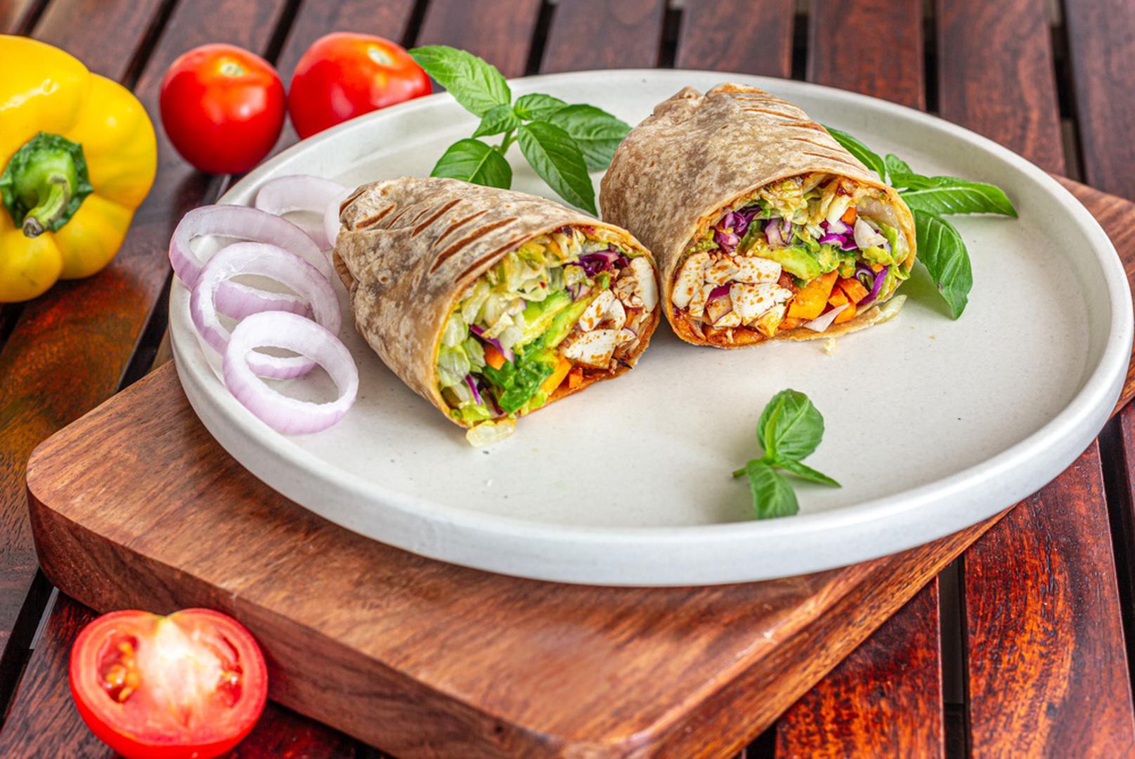 Tortilje s piletinom i svježim povrćem: Tortilje napunite već pečenom piletinom, zelenom salatom, rajčicom, krastavcem i naribanom mrkvom. Dodajte umak od jogurta, češnjaka i limuna te ih čvrsto zarolajte. Umjesto piletine mogu se koristiti tuna, šunka, kuhano jaje ili konzervirani grah.