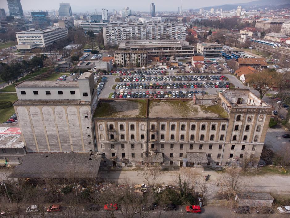 Zagreb: Pogled iz zraka na staru ruševnu zgradu Paromlina