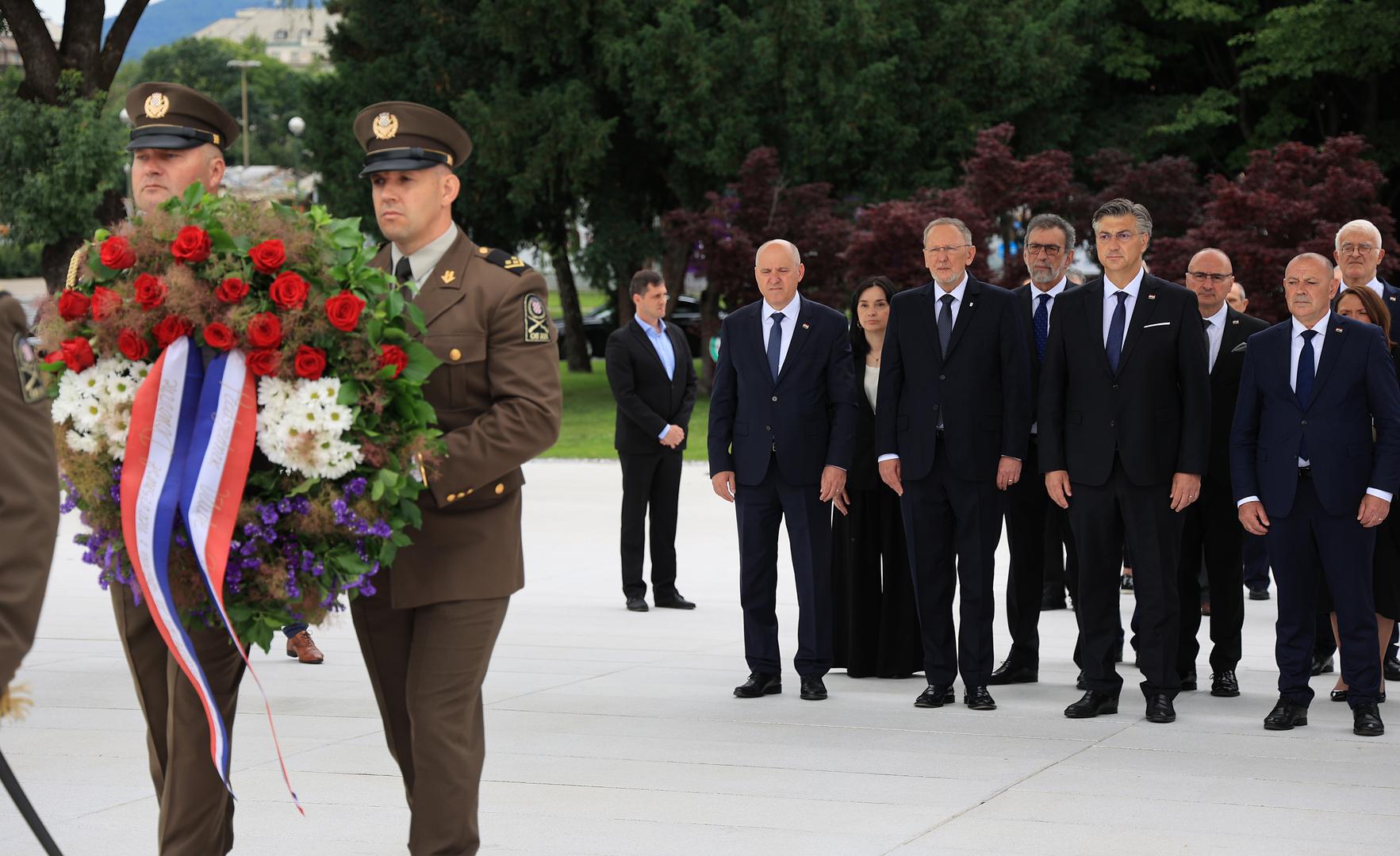 Dodao je da je taj datum jasno najavio smjer kojim će Hrvatska ići prema samostalnosti i euroatlantskim integracijama. "Predsjednik Tuđman tada je najavio slobodu, neovisnost i članstvo u NATO-u i Europskoj uniji. Naš put bio je teži od mnogih europskih nacija, zato s ponosom gledamo na ono što smo ostvarili", istaknuo je. 