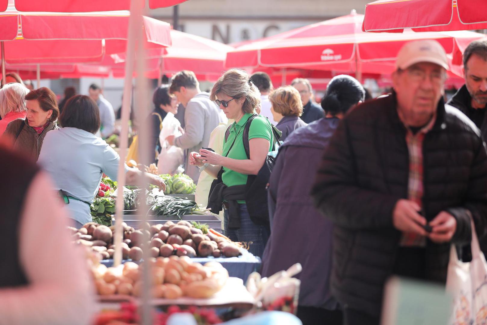 Svi su jutros požurili na plac, uz temperature prigodne kasnom proljeću i preko 20 stupnjeva Celzijevih obavlja se zadnji shopping prije blagdana Uskrsa. Već tradicionalno najveća potražnja je za lukom, rotkvicama, sirom, jajima, ali i cvijećem, svježim voćem i svim onim što će unijeti dašak proljeća u domove. Pogledajte fotogaleriju