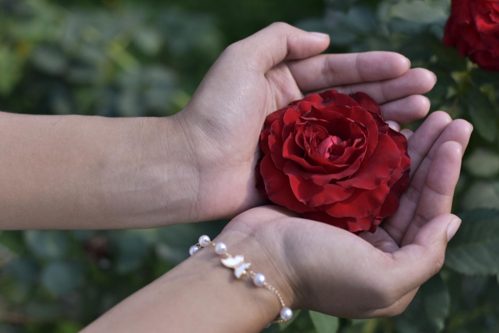 Ruža: Latice ruže imaju mirisan, voćni okus. Koriste se u slasticama, sirupima i želeima. Posebno su cijenjene u orijentalnoj kuhinji, gdje su nezaobilazne u pripremi ružine vodice. Uostalom, tko nije bar jednom uživao u ratluku od ruže?