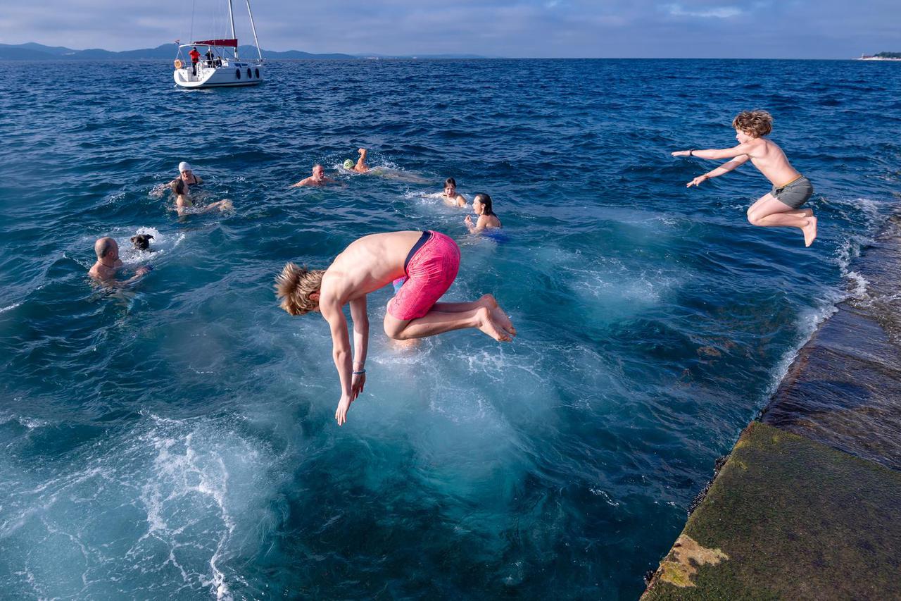 Zadar: Tradicionalno novogodišnje kupanje za Morskim orguljama točno u podne